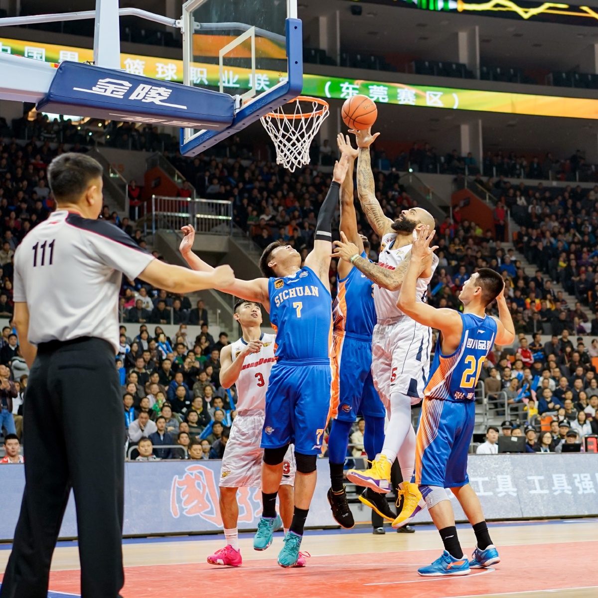 打疯了！森林狼加时赛狂轰9-0攻击波 爱德华兹关键三分打停掘金（森林狼加时赛打出9-0攻势，爱德华兹关键三分击退掘金）