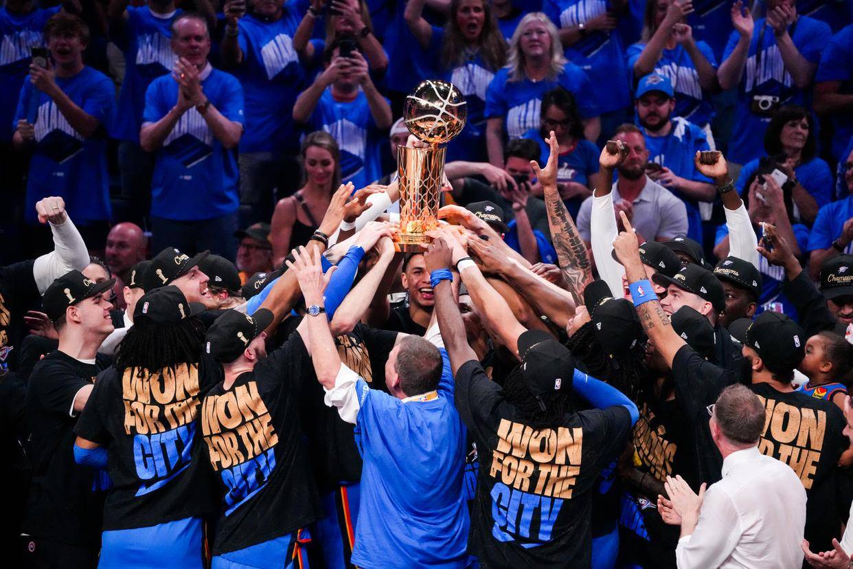 足球英超球队因球迷冲突被罚款，场面一度失控（英超球队因球迷骚乱遭罚，赛场秩序一度失控）