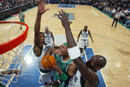 拉赫马尼：我们要庆祝，因为训练、工作就是为了让球迷高兴（拉赫马尼：该庆祝了，我们拼搏只为让球迷开心）