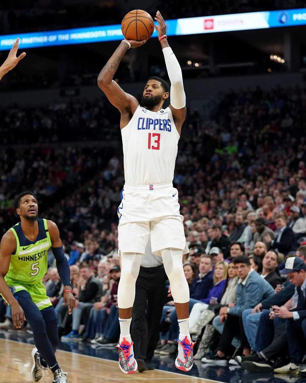 效率不高！杰伦威16中6拿到17分7板2助2断1帽 末节5中0（手感欠佳！杰伦威16投6中得17分7板2助2断1帽 末节5投0中）