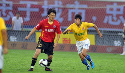 泰州队“苏超”冠军奖杯开启全市巡展，第一站在海陵老街（泰州队“苏超”冠军奖杯全市巡展启幕，首站海陵老街）