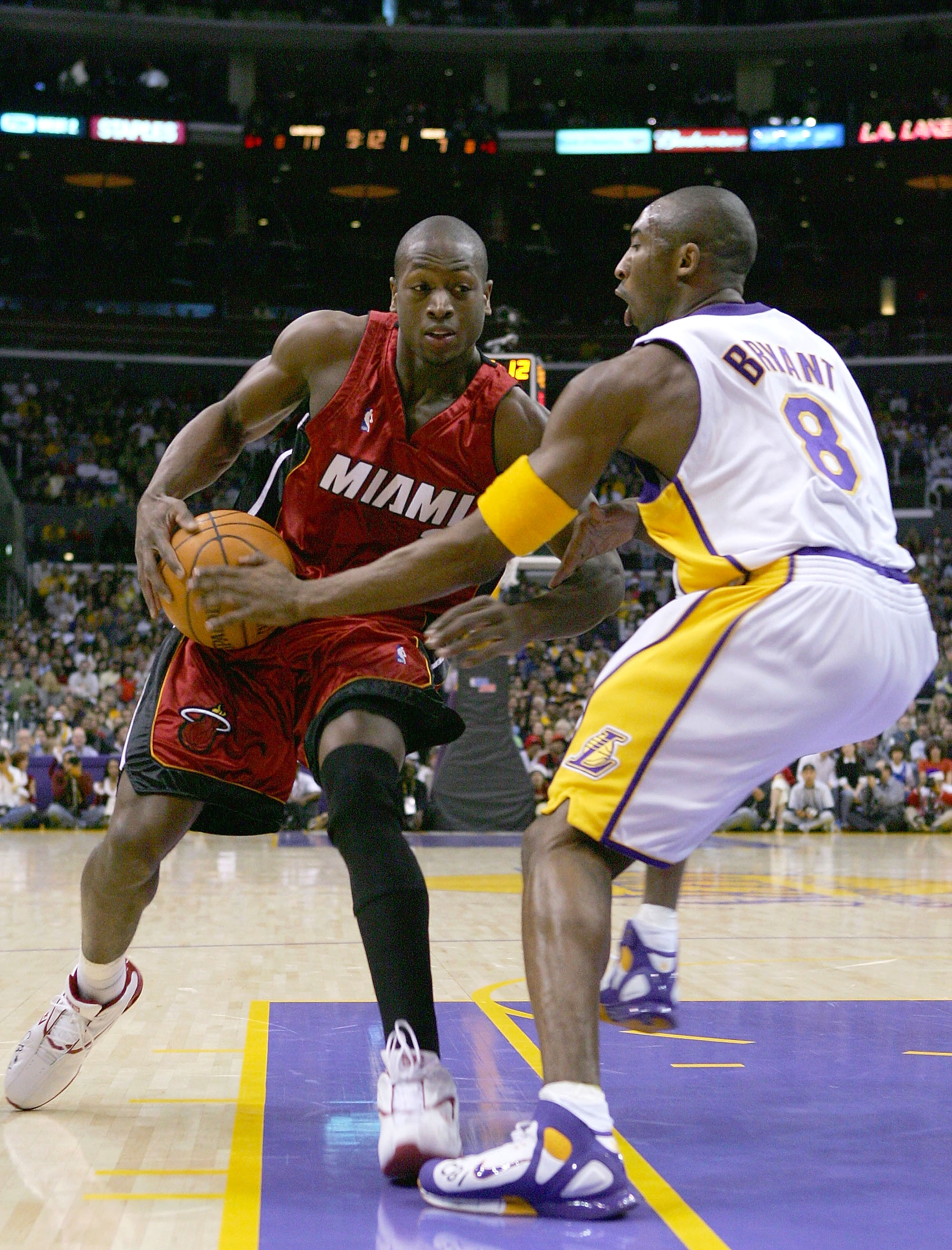 英超：曼联客场2-1击败莱斯特城（英超客场告捷：曼联2-1力克莱斯特城）