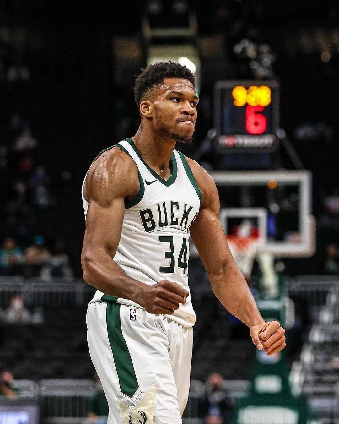 詹姆斯关键上篮助球队锁胜（詹姆斯致胜上篮锁定胜局）