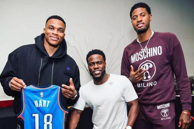 海港举办赛季总结会，王燊超乘直升机带冠军奖杯入场（海港赛季总结会：王燊超乘直升机捧杯亮相）