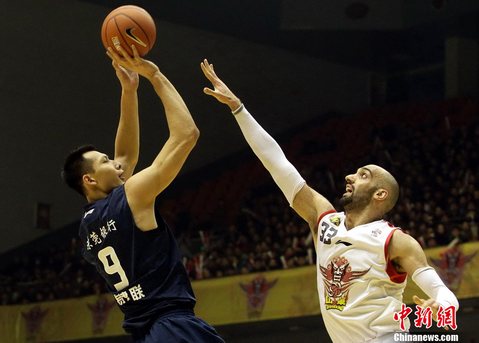 NBA：湖人险胜火箭 詹姆斯砍下35分（NBA：湖人险退火箭，詹姆斯拿下35分）