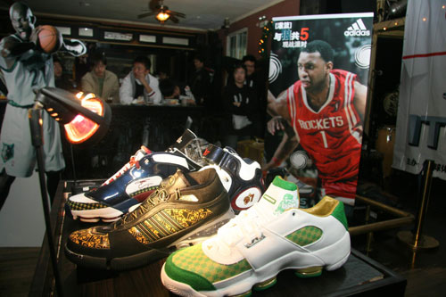 献礼啦！莱万开场4分钟闪击破门，新诺坎普球场迎来首个进球（莱万开场4分钟破门，新诺坎普见证首粒进球）