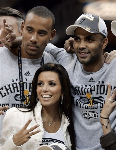 吴前贡献16分5篮板5助攻，两队唯一得分上双的本土球员（吴前16分5篮板5助攻，场上唯一本土得分上双）