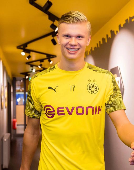 篮球湖人球迷制作大型海报欢迎队内新援（湖人球迷用巨幅海报迎接球队新援）