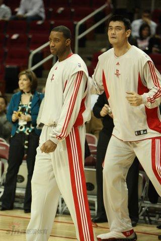 飞起来了！美国高中球员这波操作太秀了！（起飞！美国高中球员这一波神操作震撼全场）