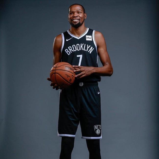 勇士巴特勒vs独行侠14分9助攻全过程：攻传一体+连番教育新状元秀（巴特勒率勇士战独行侠全场纪实：14分9助攻，攻传合一连番给新状元上课）