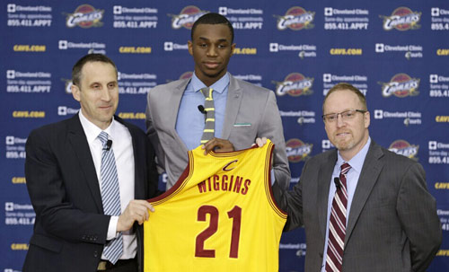 约基奇56+16+15打爆戈贝尔，穆雷35分+9记三分，掘金险胜森林狼（掘金险胜森林狼：约基奇56分16板15助压制戈贝尔，穆雷35分飙进9记三分）