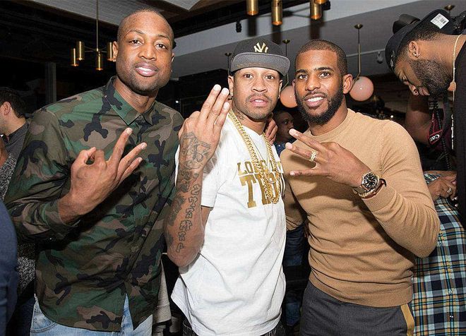 高颜值一家人！排球世界冠军晒全家福，两儿一女粉雕玉琢漂亮可爱（排球世界冠军晒全家福：一家颜值在线，两儿一女精致可爱）