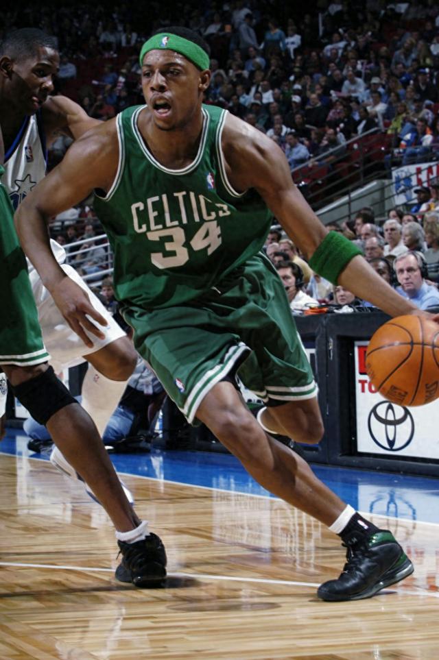 无萨拉赫！利物浦晒对阵布莱顿海报：范戴克等5人出镜（萨拉赫缺席！利物浦发布战布莱顿海报：范戴克等5人亮相）