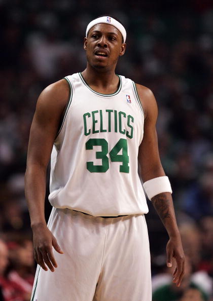 带领替补追分！施罗德半场4中3&三分3中2拿到10分 半场正负值+11（施罗德率替补追分：半场10分，投篮4中3、三分3中2，正负值+11）