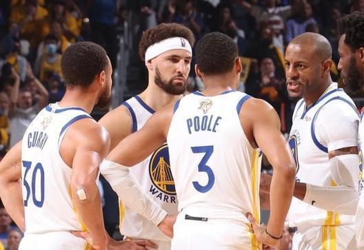 英超-卡拉菲奥里推射制胜 阿森纳1-0狼队（英超：卡拉菲奥里制胜球助阿森纳1-0击败狼队）