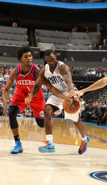 中后卫精准补防，挽救球队险境（中后卫及时补防，化解球队危机）